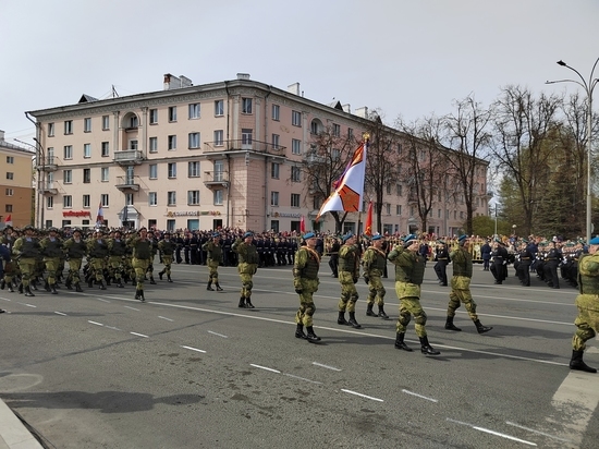 Масштабную копию Знамени Победы вынесли на центральную площадь Пскова во время парада
