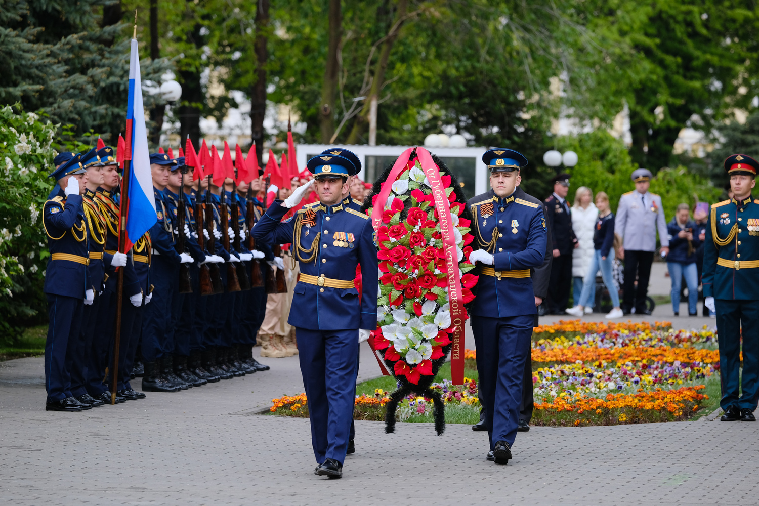 В Астрахани почтили память солдатов Великой Отечественной войны: кадры возложения венков 