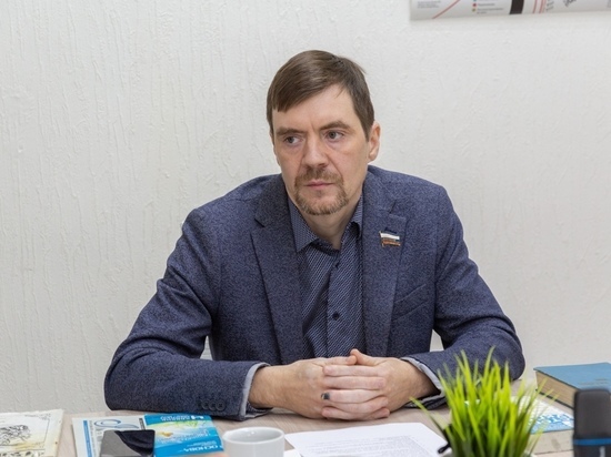 Новосибирский депутат развесил в Мариуполе баннеры к Дню Победы