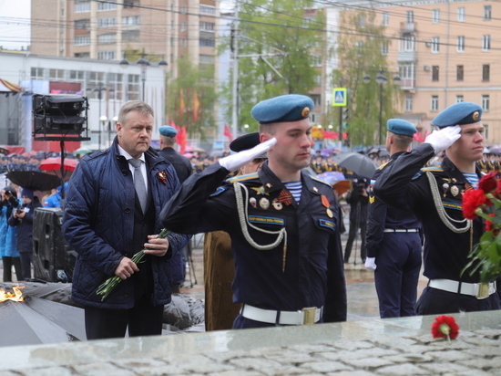 Губернатор Николай Любимов возложил цветы к монументу Победы в Рязани