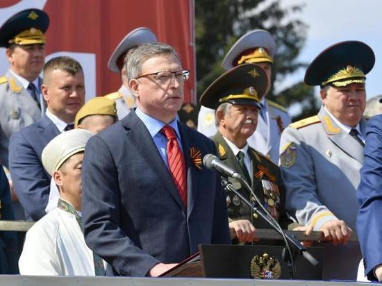 Губернатор Александр Бурков в День Победы принял праздничный парад