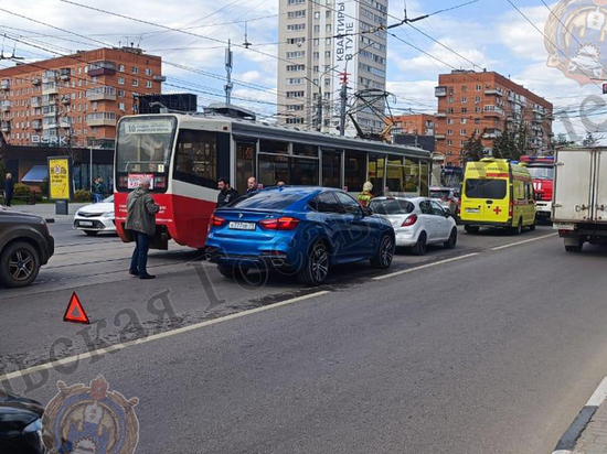 Один человек пострадал при столкновении "BMW X6" и "Оpel Corsa" в Туле на Советской