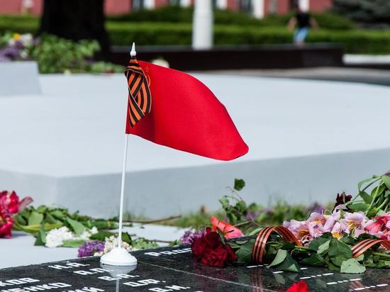 В Териберке установили копию Знамени Победы
