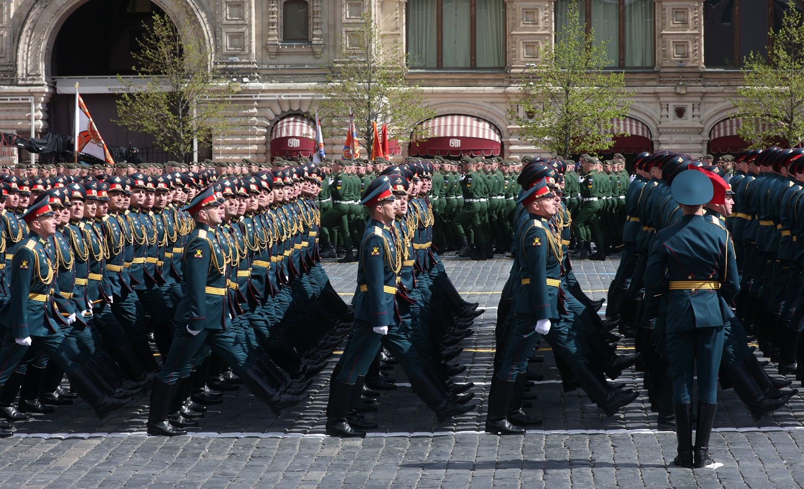 Лица ветеранов, боевая техника, марширующие военные: кадры главного парада  Победы