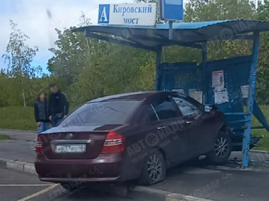 В Курске машина снесла автобусную остановку