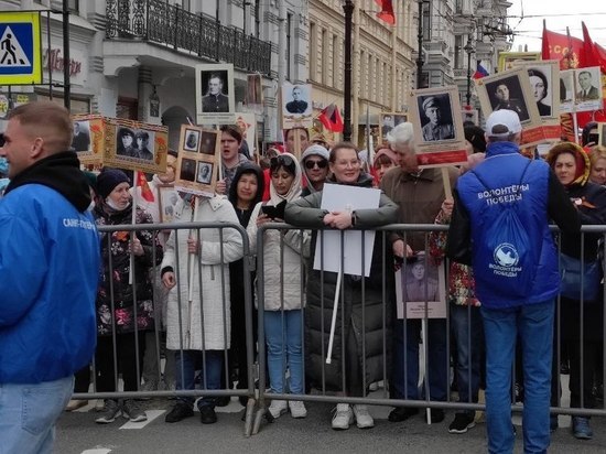 Участники «Бессмертного полка» начали собираться на Невском проспекте