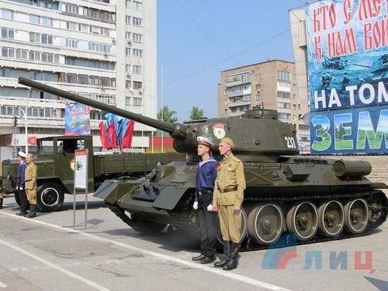 В центре Луганска открылась выставка военной техники: ФОТО