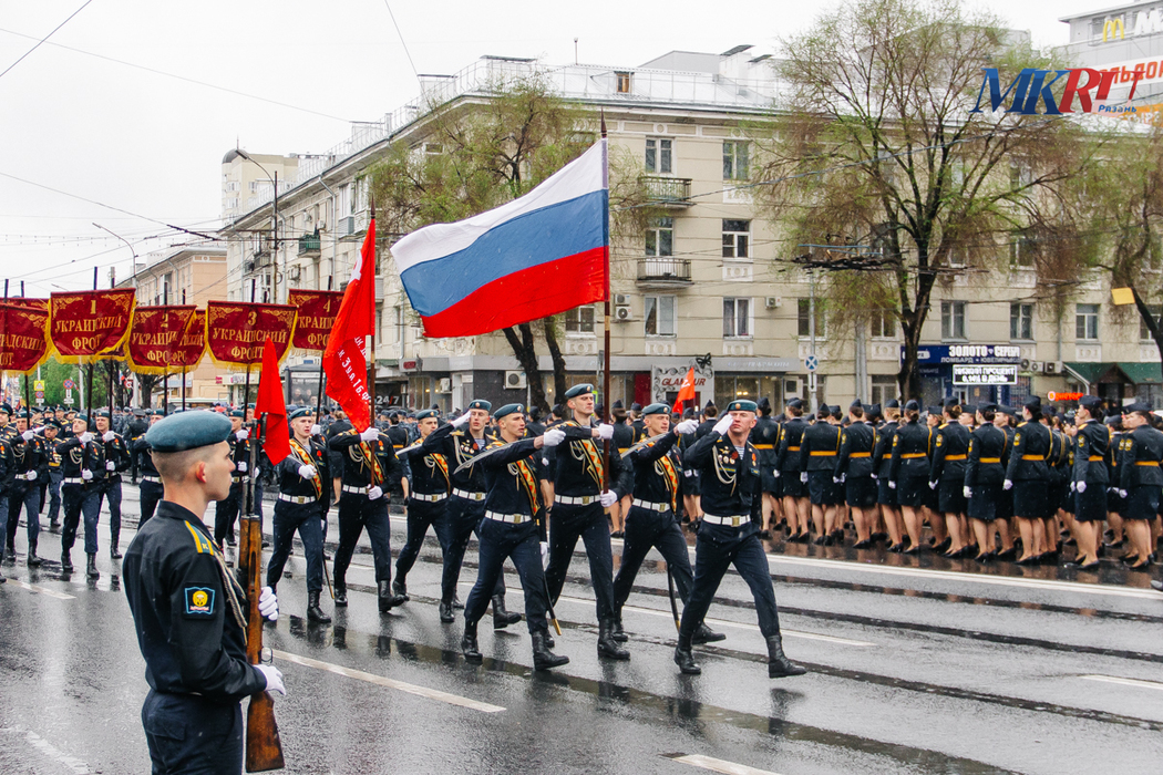 Эмоции ветеранов и курсантов: кадры с парада Победы в Рязани