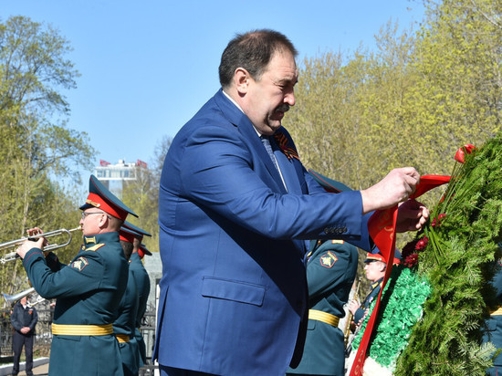 Песошин возложил цветы к монументу «Солдат-победитель» на Арском кладбище