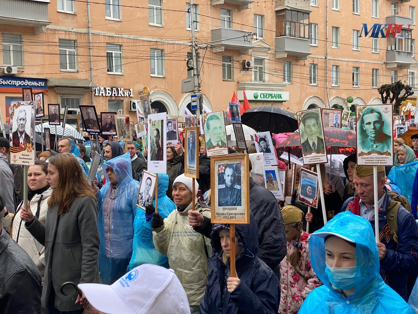 Более 20 тысяч человек прошли в «Бессмертном полку» в Рязани: кадры шествия