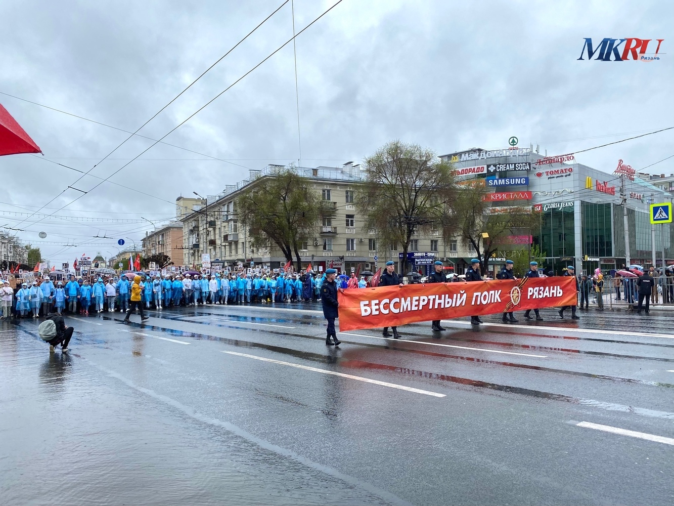 Более 20 тысяч человек прошли в «Бессмертном полку» в Рязани: кадры шествия