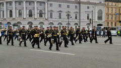  Военный оркестр прошел по Невскому во время «Бессмертного полка»