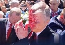 Украинцы облили красной краской российского посла в Польше Сергея Андреева в ходе торжественной церемонии на кладбище советских военных в Варшаве