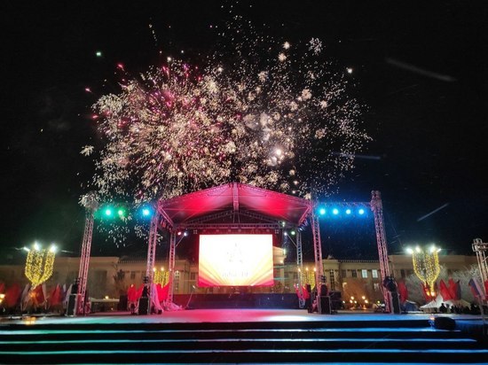 День Победы в Чите завершился праздничным фейерверком на площади Ленина