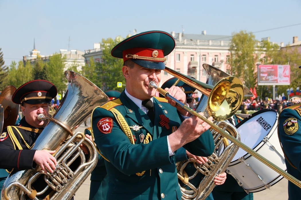 Слезы наворачиваются: Бессмертный полк вновь вернулся на улицы Барнаула спустя три года