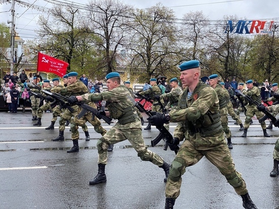 В День Победы в Рязани устроили показательные выступления десантников