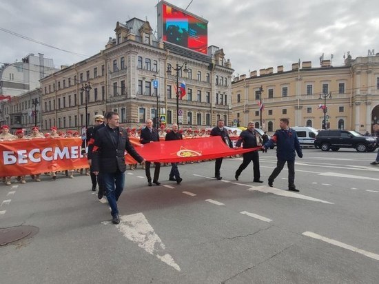 Губернатор Петербурга принял участие в «Бессмертном полку» и пронес портрет отца по Невскому