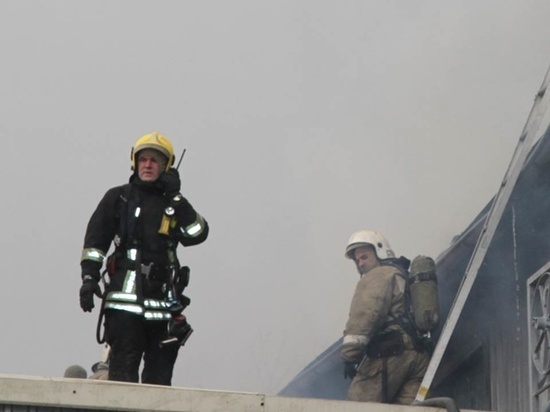 В Калининграде сгорела крыша деревянного дома