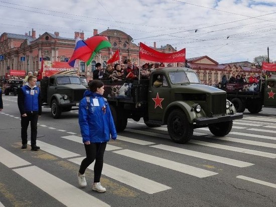Бродячий пес Кефир принял участие в Параде Победы в Сосновом Бору