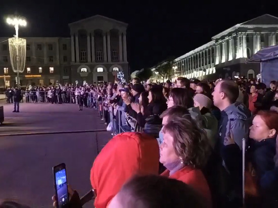 На Красной площади Курска проходит концерт в честь Дня Победы