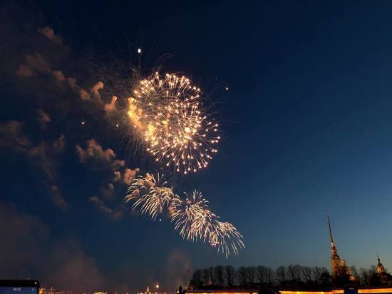 День Победы завершился в Петербурге праздничным салютом
