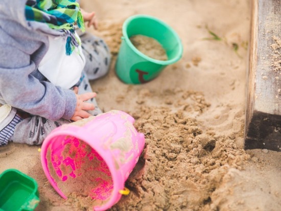 В Израиле в песочнице детского сада нашли миллионы шекелей