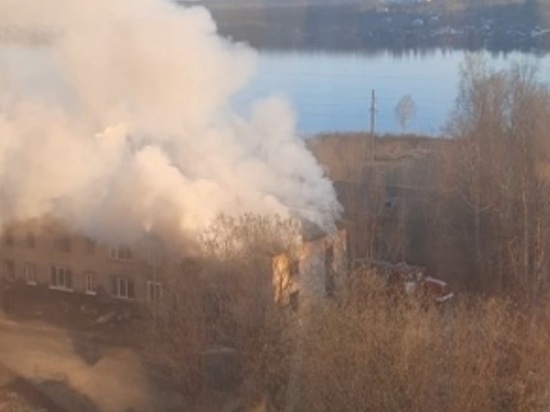 В городе Карелии загорелся расселенный дом