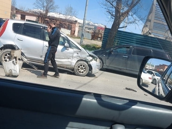Автомобиль потерял бампер после ДТП в Южно-Сахалинске
