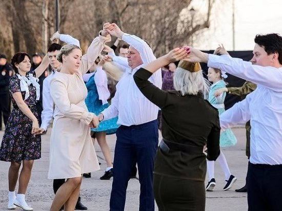 9 мая архангелогородцы разных возрастов кружились под мелодии известных военных песен