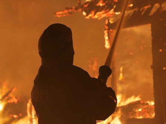 В Глинковском районе ночью сгорел двухквартирный дом