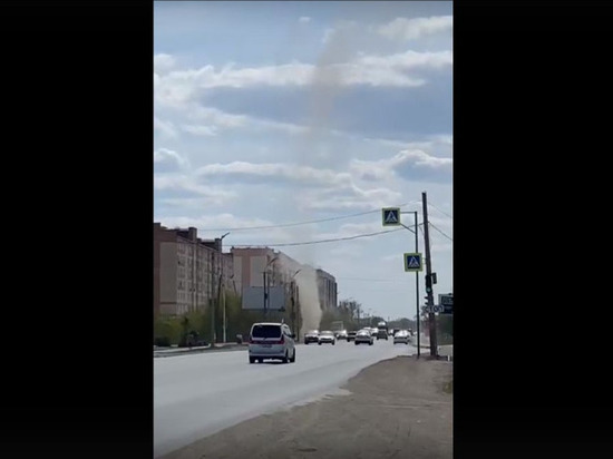 Очевидица засняла на окраине Омске пугающий торнадо (ВИДЕО)