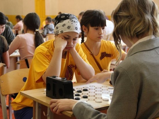 Школьники Хакасии соревновались в настольной хакасской игре