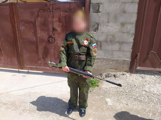 В Кисловодске ребенка в камуфляже заставили расстрелять чучело "фашиста"