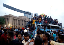 Ухудшающаяся экономическая ситуация в Шри-Ланке, уже спровоцировавшая массовые уличные протесты, привела и к политическому кризису