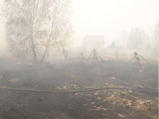 Огромный пожар бушует под Березовским, огнем охвачены четырнадцать строений