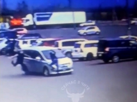 Работника ТЦ «Абсолют» провезли на капоте авто на КСК в Чите