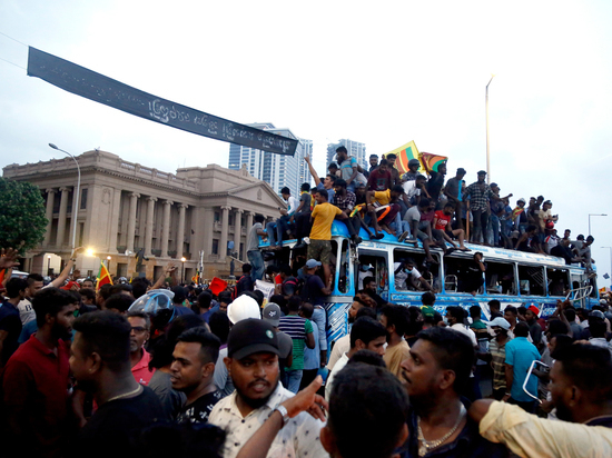 Протесты с жертвами в Шри-Ланке отпугнули туристов и кредиторов