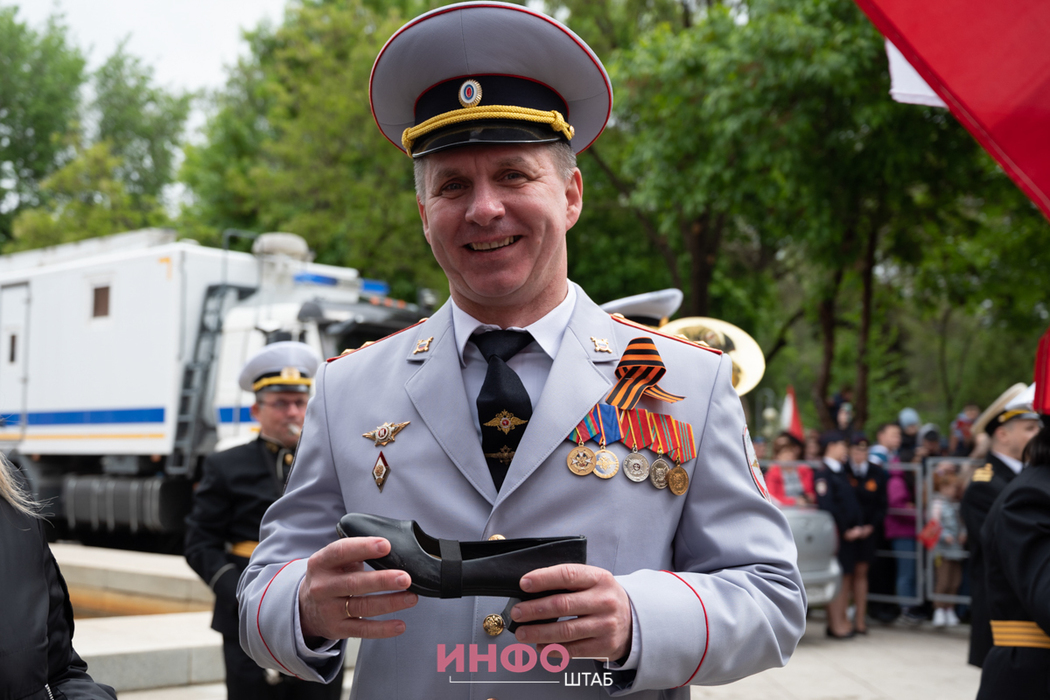 «Потеряла туфельку»: в Астрахани на параде Победы произошел казус 