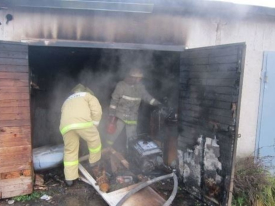 Пожарные час тушили вспыхнувший гараж в Парголово