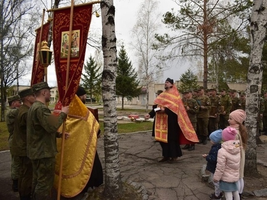 Верующие Хабаровска прошли Крестным ходом в честь Дня Победы