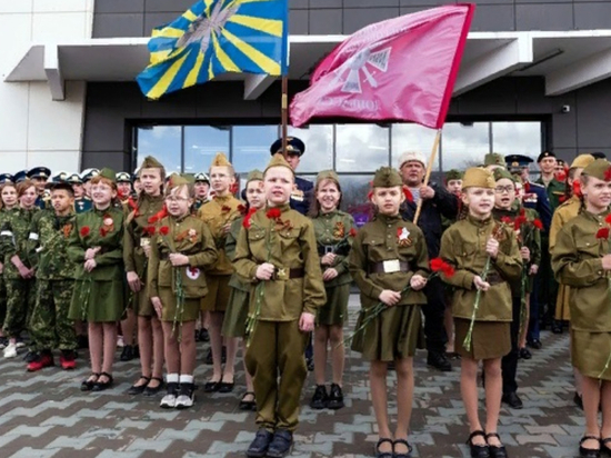 Дети военных в Хабаровске подарили ветеранам Георгиевские ленточки и бумажных журавликов