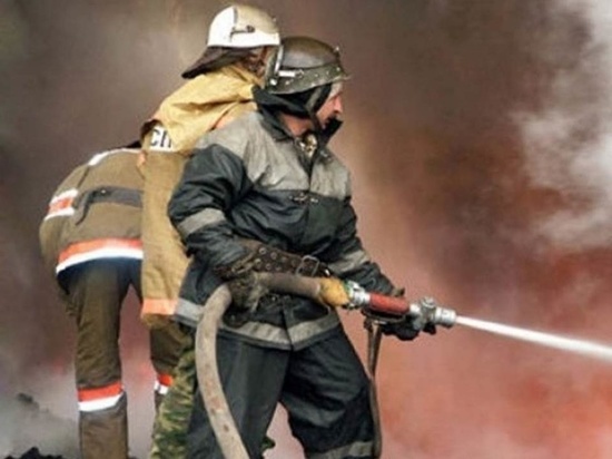 Калининградские пожарные ликвидировали пожар на складе бытовой техники