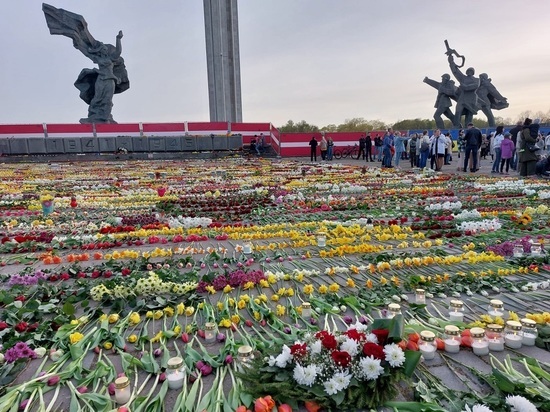 Рижане дали отпор вандалу, пытавшемуся растоптать цветы к памятнику Освободителям