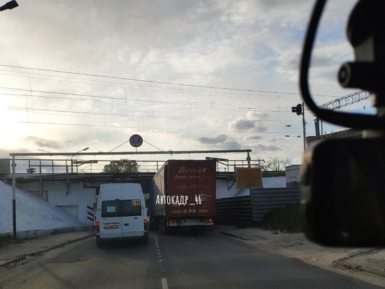 В Курске под железнодорожным мостом застряла фура