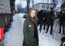 Участница феминистской панк-рок-группы Pussy Riot Мария Алехина покинула Россию после того, как суд заменил ей условный срок на реальный по делу о нарушении санитарных норм