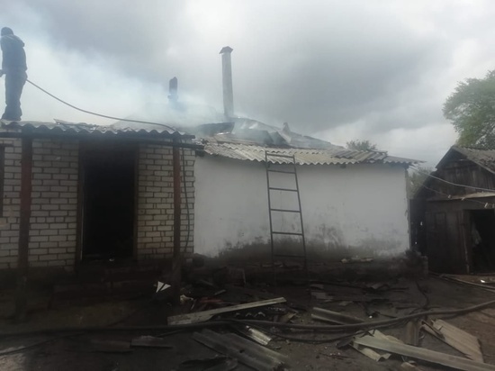В Курской области в селе Новомеловое днем 10 мая сгорела кровля дома