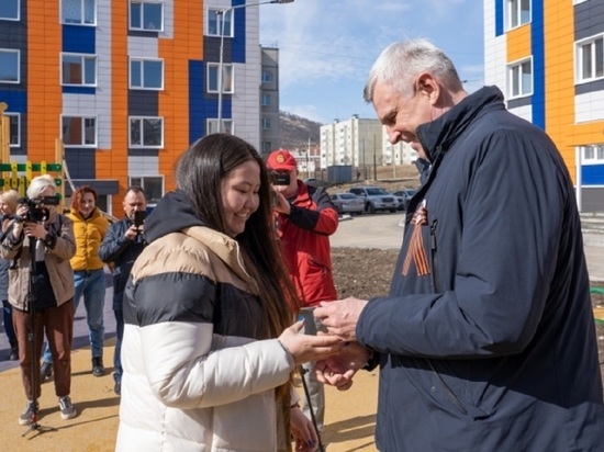 Сироты Колымы получили квартиры в новом жилом комплексе Магадана