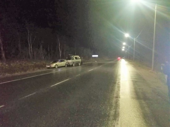 Водитель автобуса врезался в припаркованный автомобиль Toyota Carina на Сахалине