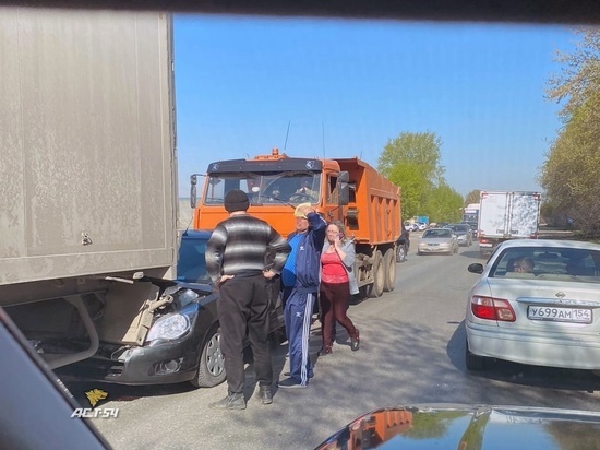 В Новосибирске седан зажало между двумя грузовиками