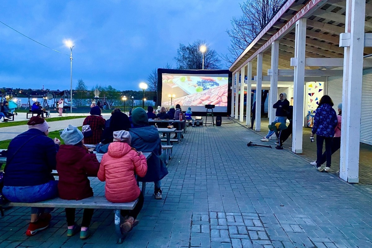 В День Победы «Ростелеком» организовал открытый кинопоказ в Костроме
